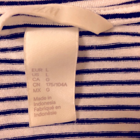 Navy stripped H&M short sleeve top size large - Picture 3 of 3
